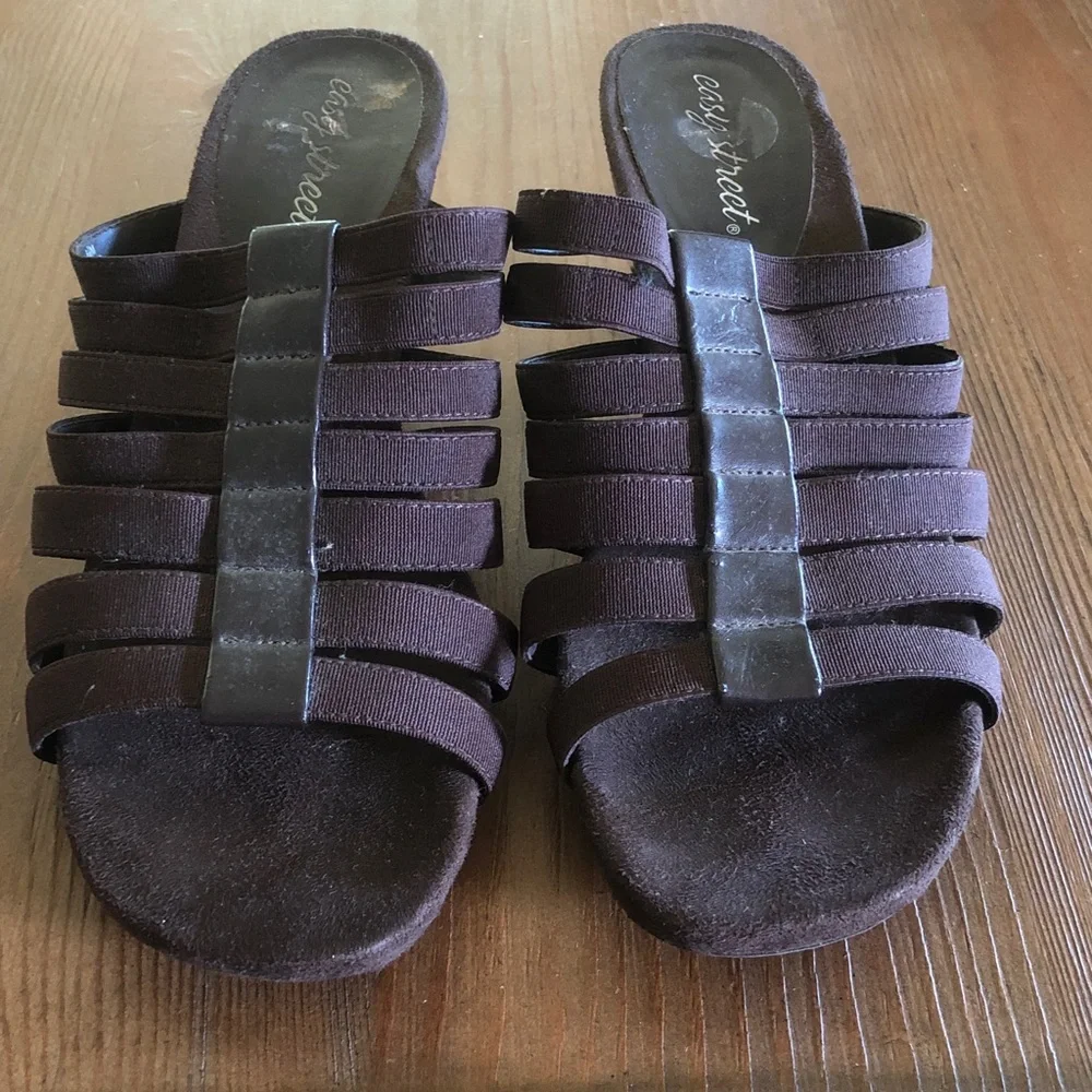 easy street Brown Strappy Heeled sandals mules 8.5